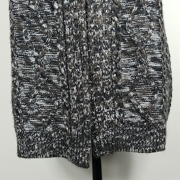 Women's Large Shortsleeved Cable Knit Cardigan - Picture 8 of 9